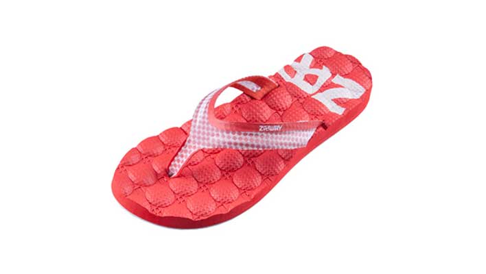 {振揚(yáng)實(shí)業(yè)是拖鞋廠(chǎng)家、拖鞋加工廠(chǎng)、拖鞋代工廠(chǎng)、高端拖鞋定制、人字拖加工廠(chǎng)、定制拖鞋工廠(chǎng)、品牌拖鞋代工廠(chǎng)、涼鞋代工廠(chǎng)、沙灘拖鞋廠(chǎng)家、涼鞋廠(chǎng)家，不同風(fēng)格的多款式組合，滿(mǎn)足各類(lèi)時(shí)尚消費(fèi)者不同生活閱歷和價(jià)值取向的裝扮需求。}